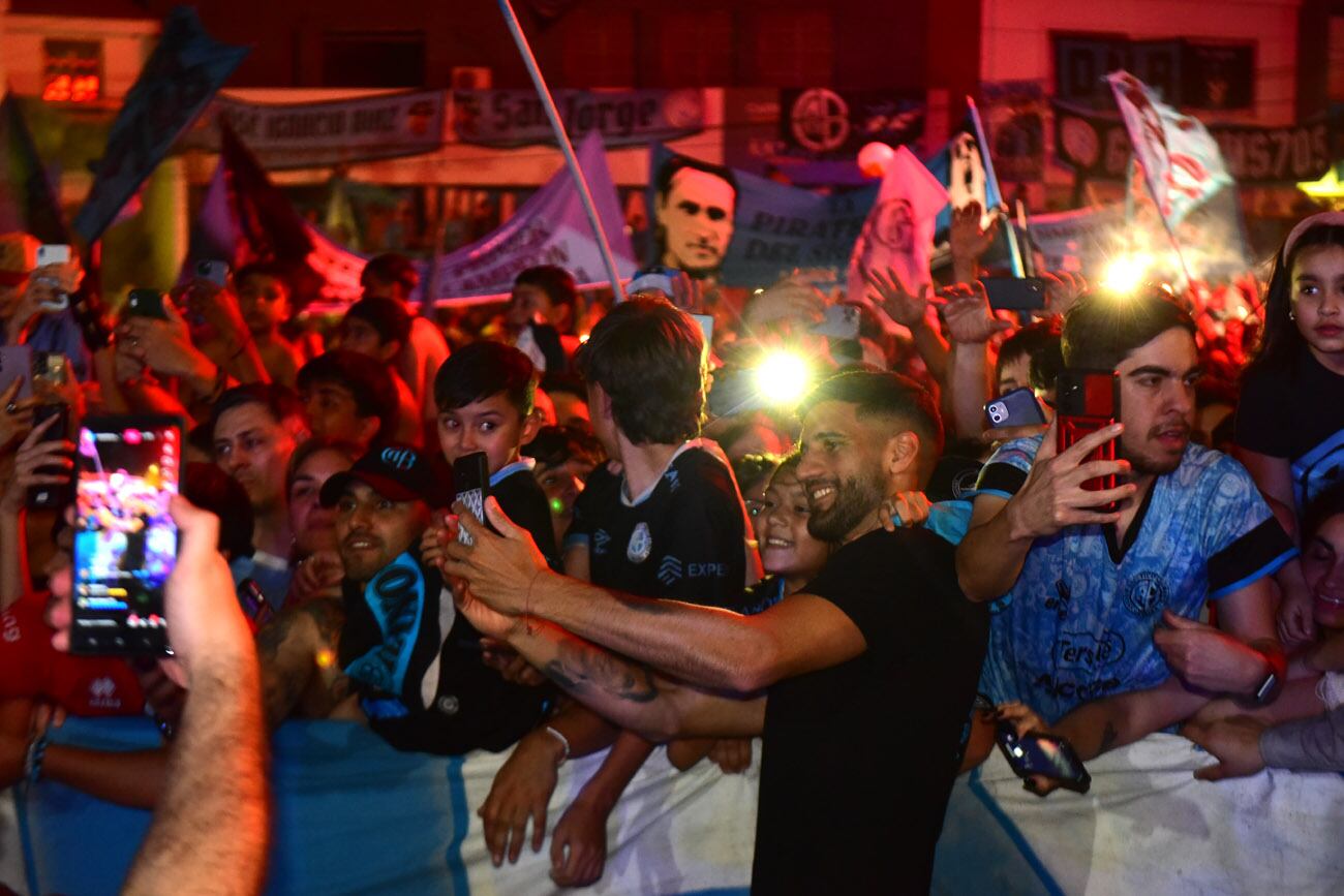 Banderazo de Belgrano en el Hotel Quinto Centenario, el día previo al clásico con Talleres.  (Nicolás Bravo / La Voz)