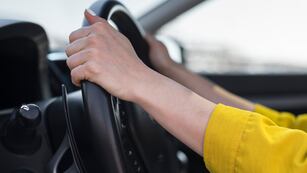 ¿Qué significa la señal de tránsito con dos flechas que apuntan en direcciones opuestas?.