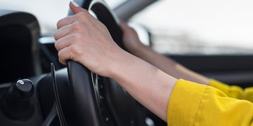 ¿Qué significa la señal de tránsito con dos flechas que apuntan en direcciones opuestas?.