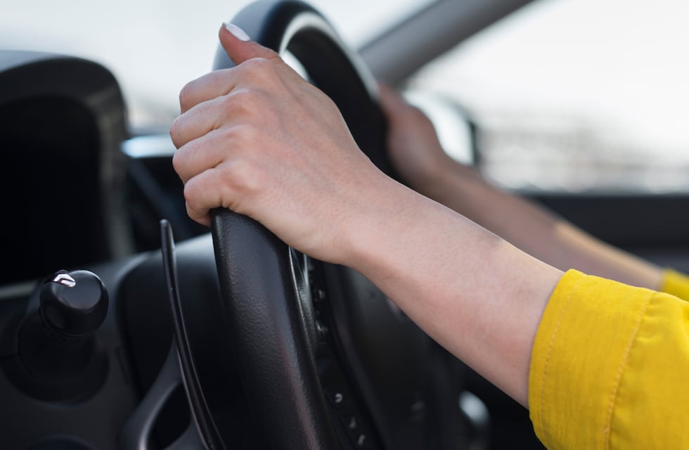 ¿Qué significa la nueva señal de tránsito con dos flechas que apuntan en direcciones opuestas?