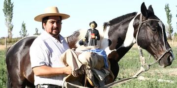 La imagen del "cura gaucho" Brochero iba en una mula, mientras el resto cabalgaba.