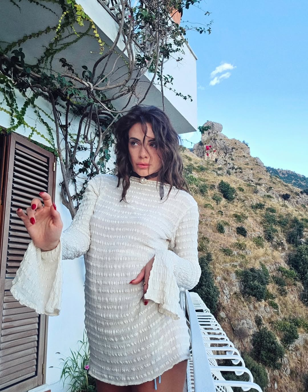 Desde Italia, Emilia Attias disfrutó del verano europeo en microbikini blanca