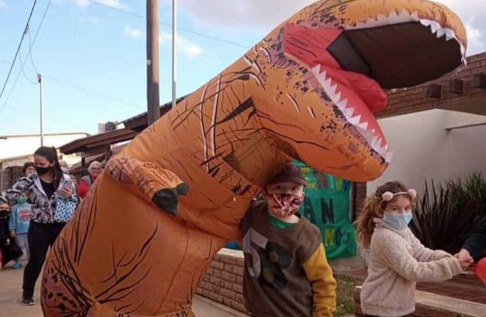 “Los dinosaurios existen”: emotivo encuentro, un Tiranosaurio sorprendió a un niño con leucemia