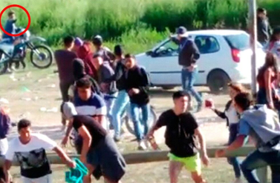 Batalla campal en Río Cuarto: un joven terminó baleado