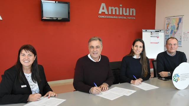 El intendente Luis Castellano firmó un convenio con Amium y luego recorrió la emrpesa