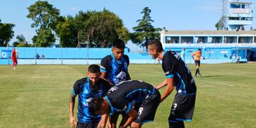 Todos abrazan a Jeremías Perales, el delantero que abrió el marcador y permitió encaminar el triunfo del “Lobo” jujeño.
