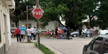 Al parecer, las motos chocaron entre sí y luego impactaron contra una Kangoo.