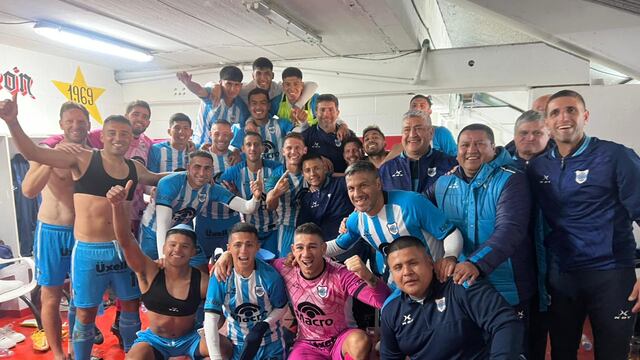 Festejo totalmente justificado en el vestuario visitante: Gimnasia y Esgrima de Jujuy derrotó bien a Chacarita y puso distancia con sus escoltas en la tabla de posiciones.