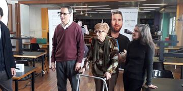 El abogado de 53 años comenzó a probar los lentes con el aparato en la Biblioteca Estrada, donde trabaja desde hace 26 años.