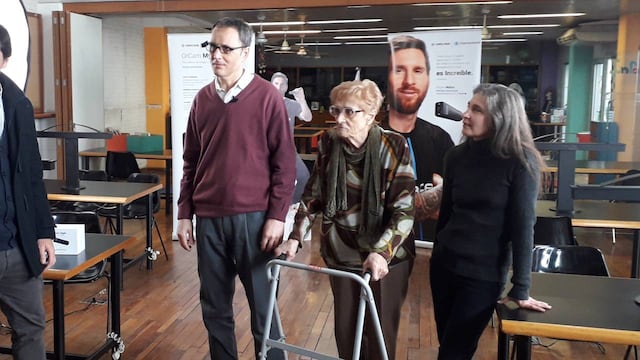 El abogado de 53 años comenzó a probar los lentes con el aparato en la Biblioteca Estrada, donde trabaja desde hace 26 años.