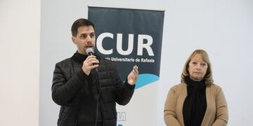 Leonardo Viotti junto a Norma Becchio en Expo Carreras organizado por el Consejo Interuniversitario de Rafaela