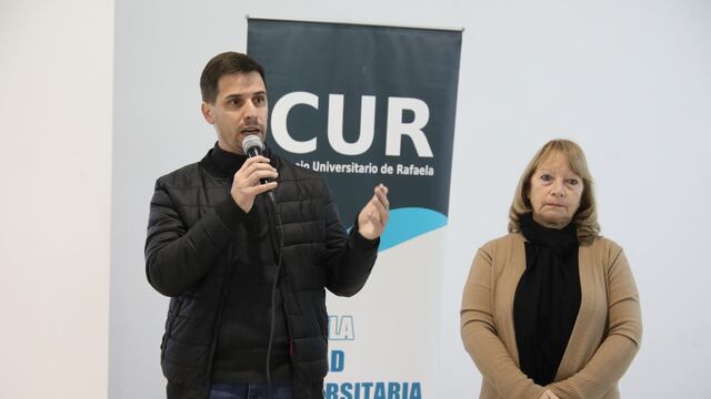 Leonardo Viotti junto a Norma Becchio en Expo Carreras organizado por el Consejo Interuniversitario de Rafaela
