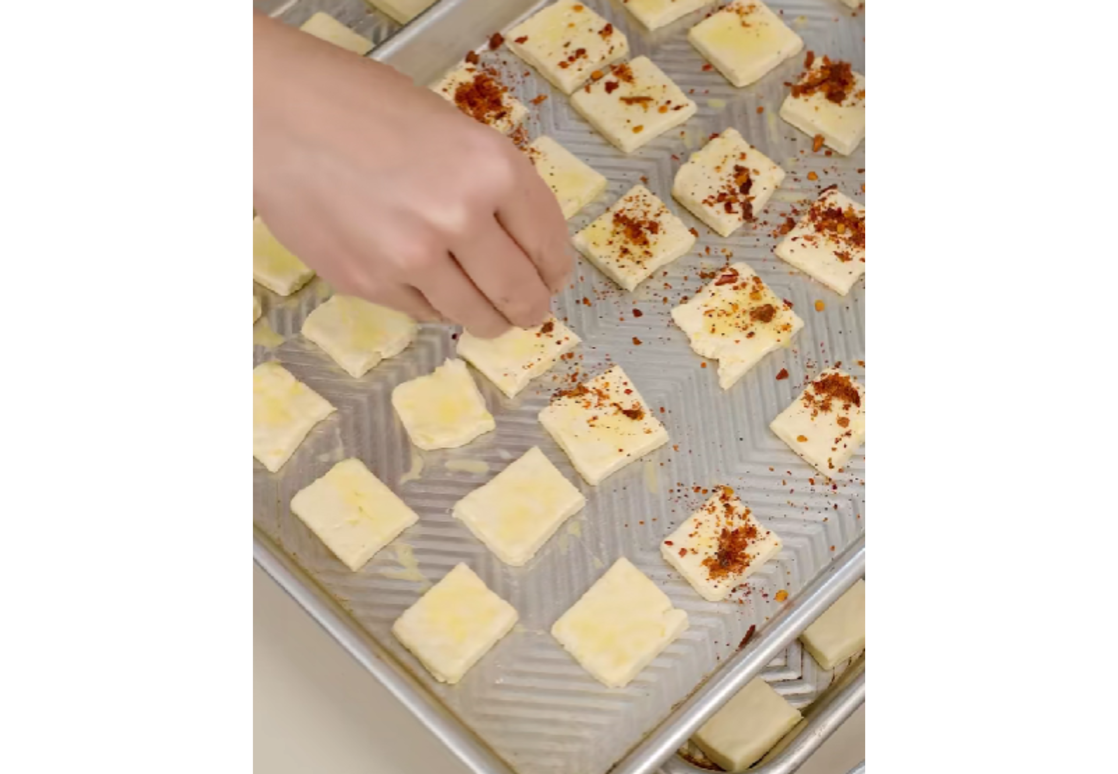 En simples pasos y con la medida de un pote de queso crema, se hacen estos bizcochitos.
