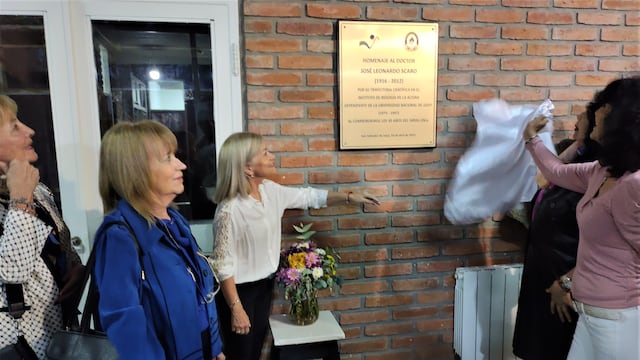 Emotivo momento en el acto de homenaje al Dr. José Leonardo Scaro, cuando se descubre una placa recordatoria en el el Instituto de Biología de la Altura (INBIAL) de la UNJu.