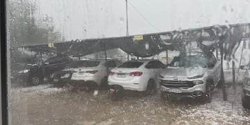 Numerosos automóviles resultaron dañados en el Aeropuerto de Córdoba debido al granizo. (La Voz)