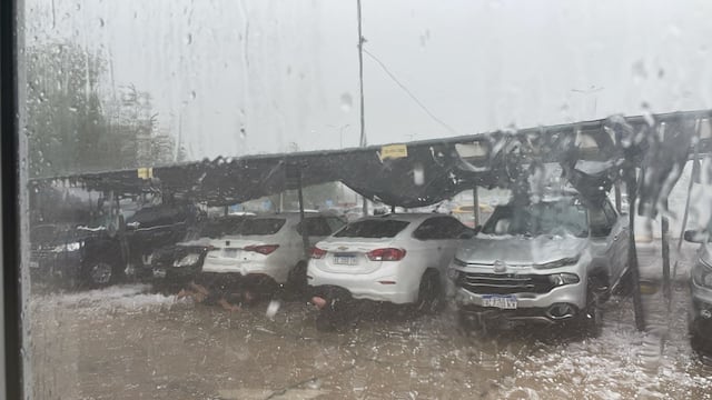 Numerosos automóviles resultaron dañados en el Aeropuerto de Córdoba debido al granizo. (La Voz)