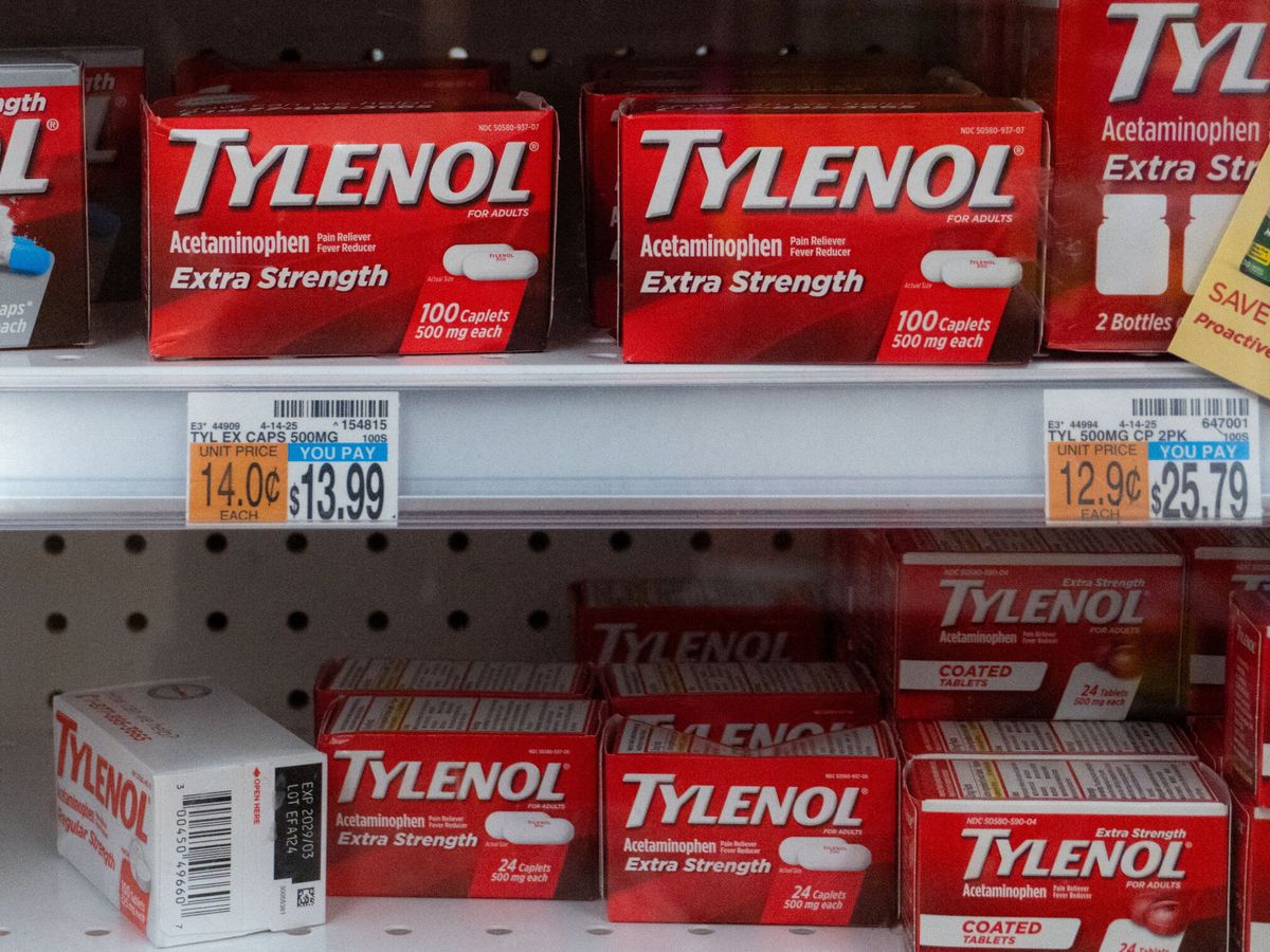 El paracetamol, también conocido como acetaminofén, es un medicamento de uso común que se vende sin receta médica.