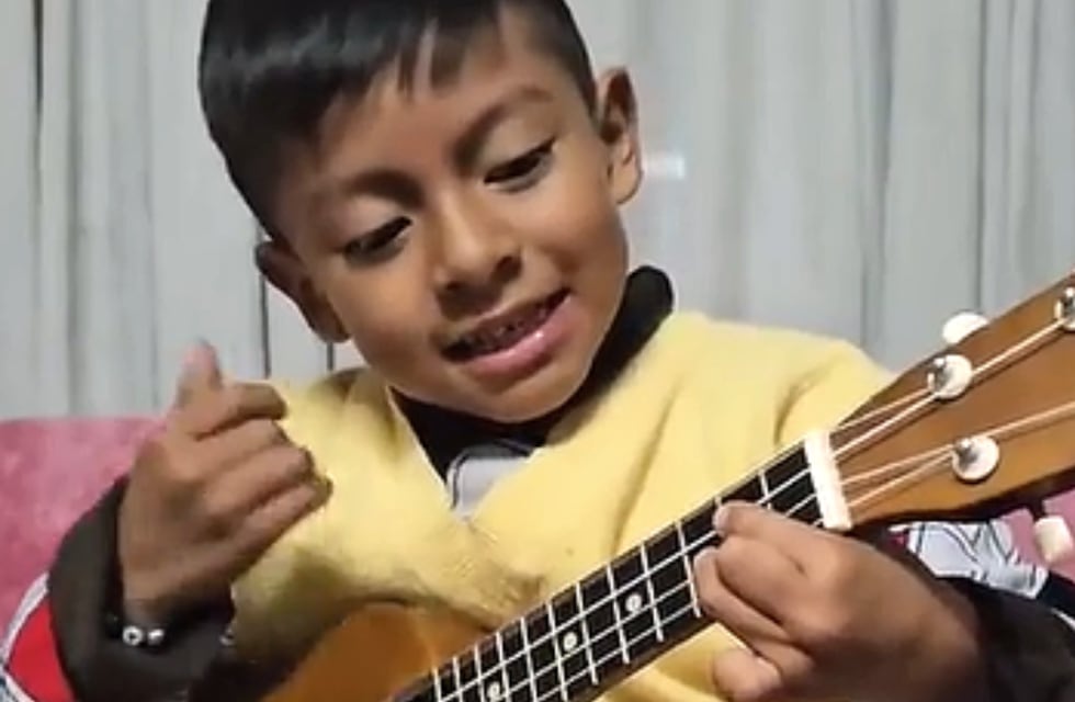 Conocé a Gero, el salteño que con tan sólo 6 años deslumbra por su talento al cantar y tocar el ukelele