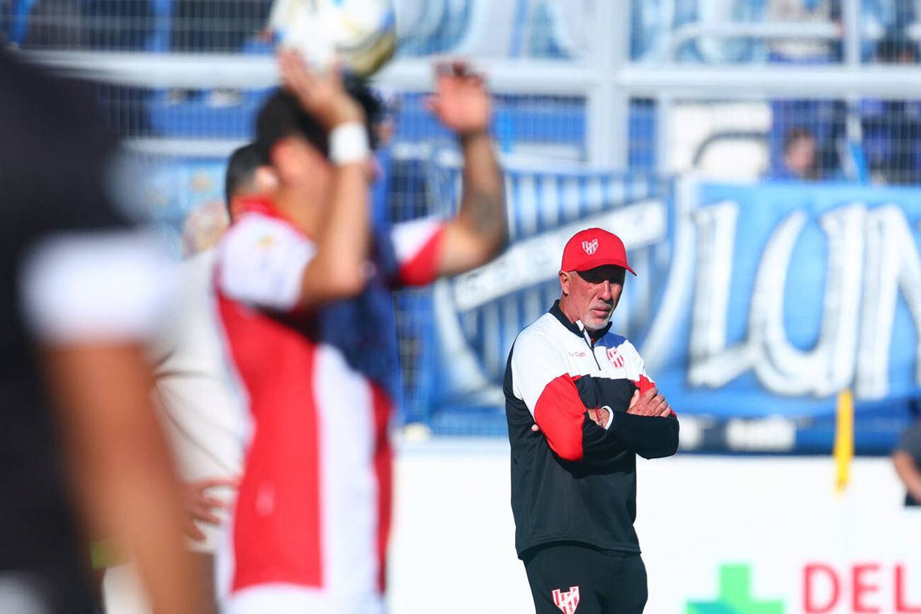 Daniel Oldrá, DT de Instituto, en el partido de la Gloria ante Godoy Cruz, en Mendoza. (Prensa Instituto)