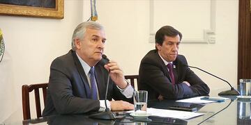 El gobernador Gerardo Morales y el ministro Carlos Sadir en conferencia de prensa anunciando el pago de un bono extra a trabajadores públicos de Jujuy.