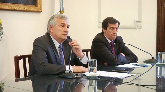 El gobernador Gerardo Morales y el ministro Carlos Sadir en conferencia de prensa anunciando el pago de un bono extra a trabajadores públicos de Jujuy.