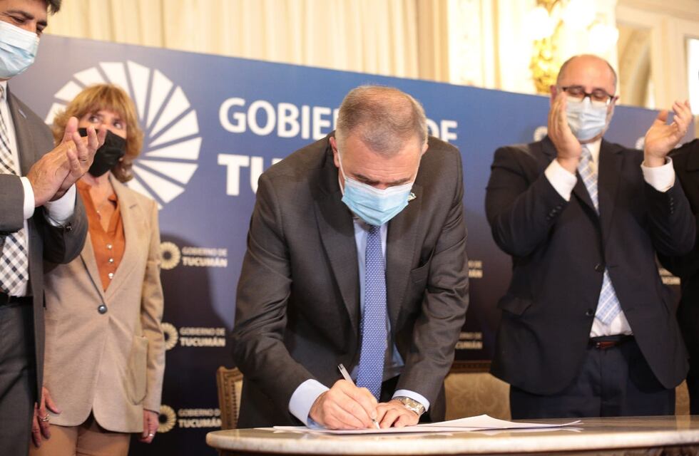 Jaldo firmó el acta acuerdo que ratifica el compromiso del gobierno nacional de mantener la tarifa social en Tucumán