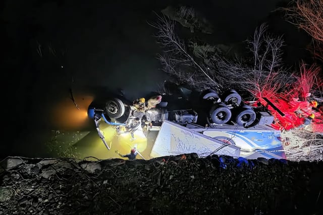 El camión cayó al río a la altura del Dique Los Molinos.