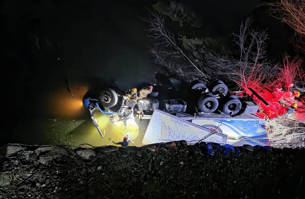 Un camión despistó y cayó a un río en Córdoba: hay un muerto y un herido