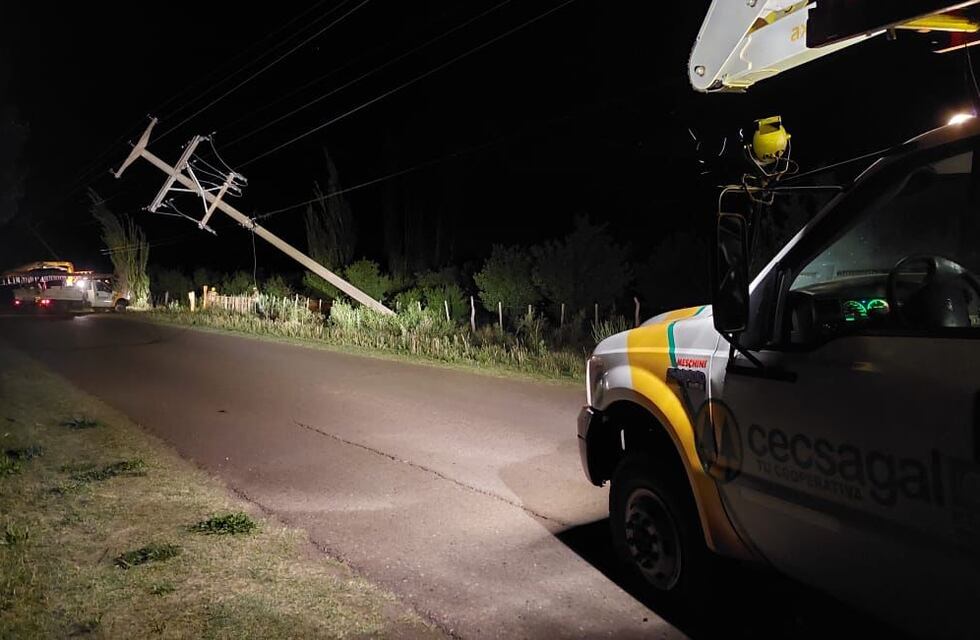 El fuerte viento provocó voladura de techos, tiró tramos del tendido eléctrico y varios árboles