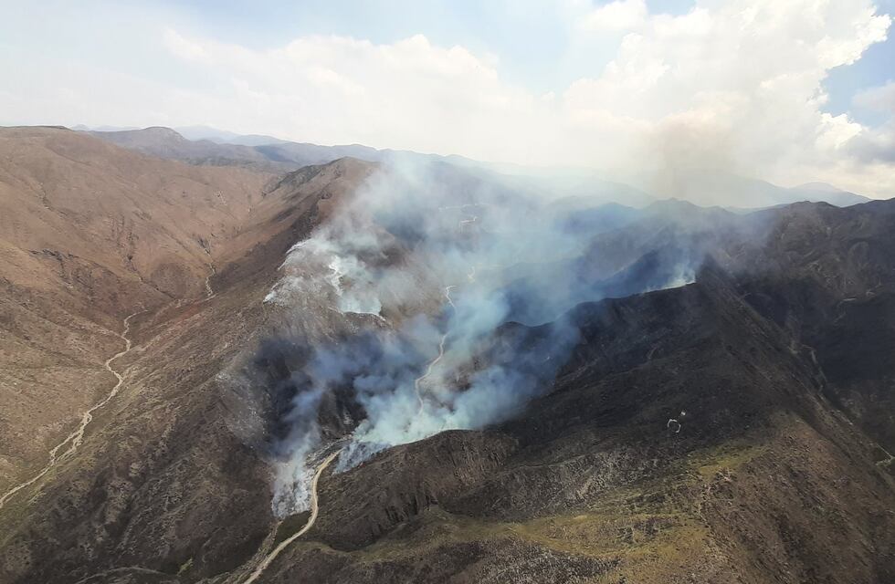 Tras un intenso operativo, el incendio de El Challao fue contenido aunque siguen en alerta