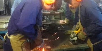 Estudiantes de la escuela técnica de Colón fabrican nuevamente salamandras para donar a familias que las necesite