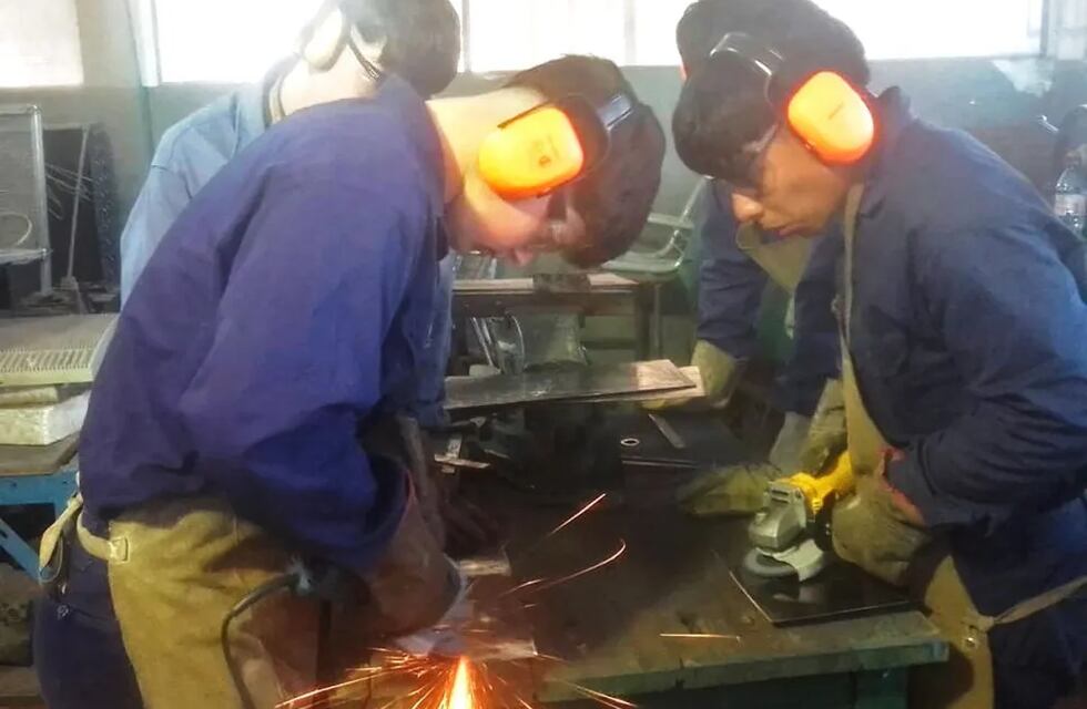 Estudiantes de la Escuela Técnica de Colón fabrican estufas a leña con materiales reciclados y las donan a familias vulnerables