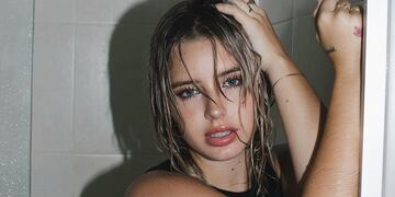 Coti Romero lució un body blanco con transparencia y ultra cavado