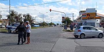 Una niña de 4 años en Salta murió tras caer del auto del padre.