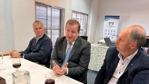 "Necesitan más profesionales, porque con el RIGI vienen las inversiones para Jujuy", dijo el secretario de Prensa de la Nación, Eduardo Serenellini. En la foto, Federico Gatti (izq.) y Luis Alonso (der.) flanquean al funcionario.