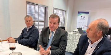 "Necesitan más profesionales, porque con el RIGI vienen las inversiones para Jujuy", dijo el secretario de Prensa de la Nación, Eduardo Serenellini. En la foto, Federico Gatti (izq.) y Luis Alonso (der.) flanquean al funcionario.