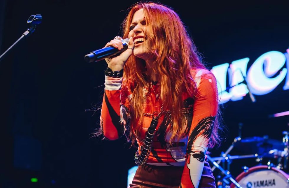 Quién es Lucía Bossa: la artista cordobesa de 21 años que fue elegida como “Revelación Rock” y la rompe en las redes con su reversión del género