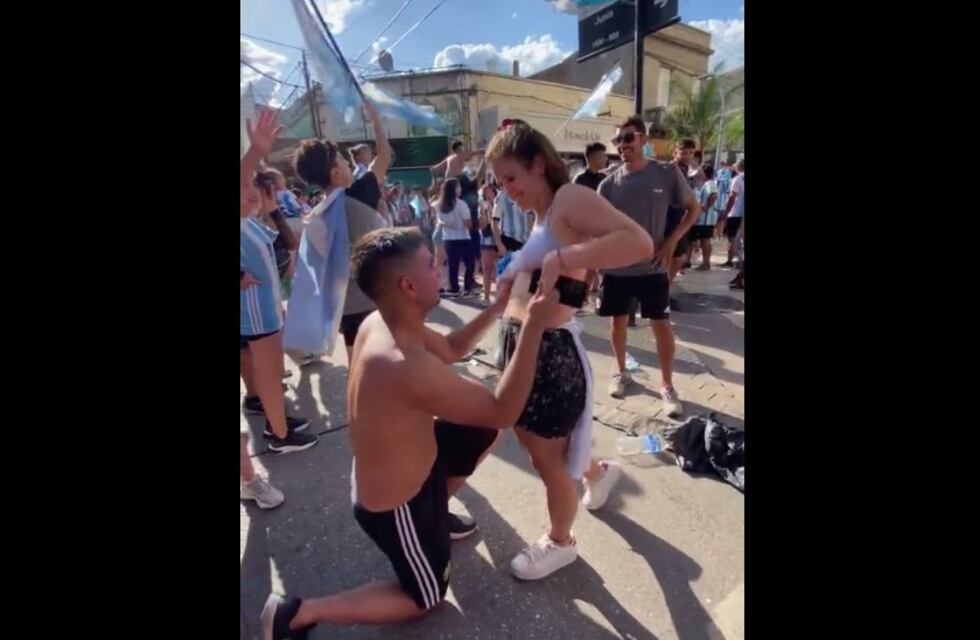 Promesa cumplida: le propuso casamiento a su novia en medio de los festejos por Argentina campeón en San Luis