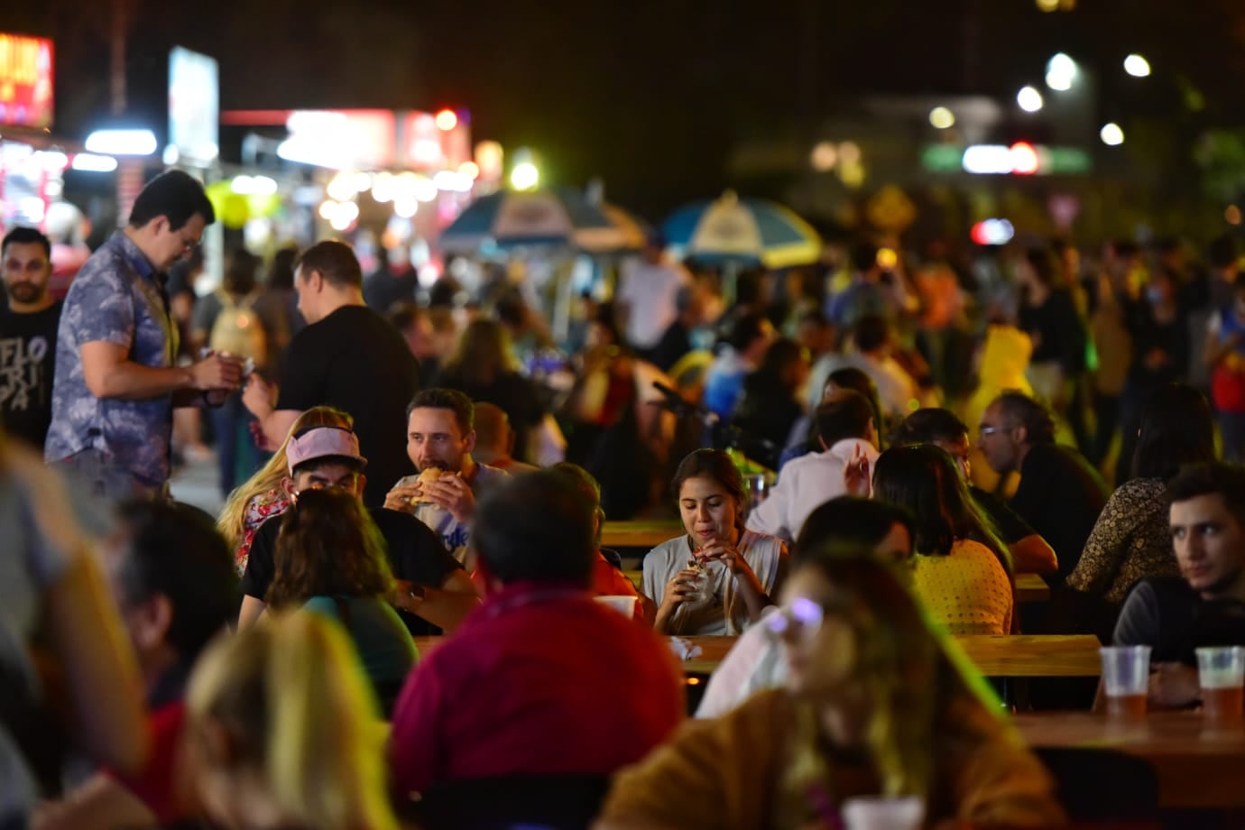 El Festival del Choripán reúne a cientos de cordobeses para disfrutar de un buen plato de comida. (Facundo Luque).