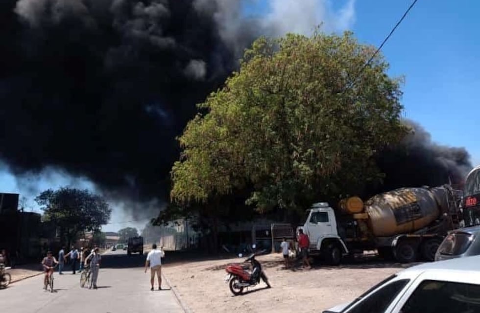 Un incendio destruyó el galpón de una cooperativa de reciclado y quedó grabado en un video