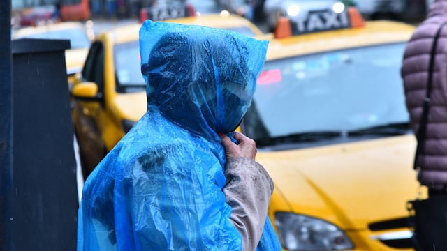Mañana fría y lluviosa en el centro de la ciudad de Córdoba. (Pedro Castillo/La Voz)