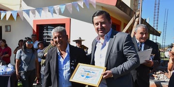 El presidente del Centro de Veteranos, Paulino Guanuco, entregó al diputado Rotela un reconocimiento por su apoyo a la entidad.