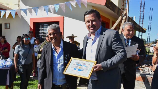 El presidente del Centro de Veteranos, Paulino Guanuco, entregó al diputado Rotela un reconocimiento por su apoyo a la entidad.