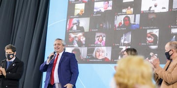 Alberto Fernández en el club Social y Deportivo Ituzaingó, en Lomas de Zamora. (Foto: Presidencia)