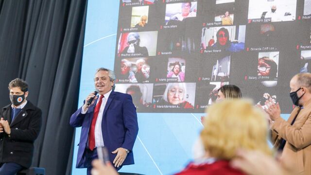 Alberto Fernández en el club Social y Deportivo Ituzaingó, en Lomas de Zamora. (Foto: Presidencia)
