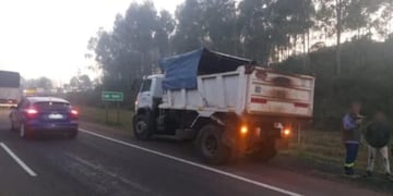 Aparatoso accidente vial en San Ignacio: un automóvil y un camión chocaron de frente.