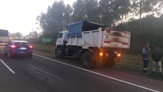 Aparatoso accidente vial en San Ignacio: un automóvil y un camión chocaron de frente.