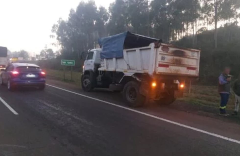 Aparatoso accidente vial en San Ignacio: un automóvil y un camión chocaron de frente
