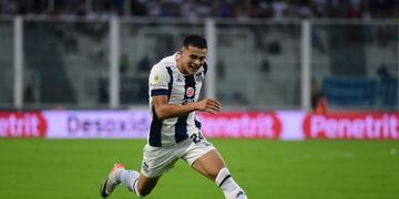 Un imparable Ramón Sosa participó en los tres goles de Talleres contra los tucumanos. El tercero, de su compatriota Marcos Galarza (La Voz)