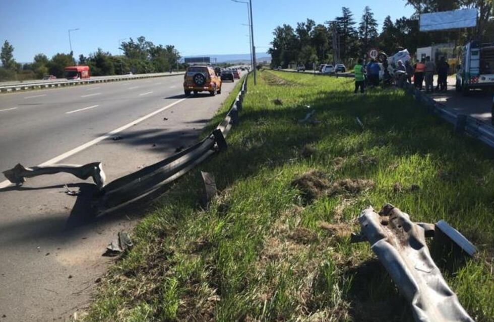 Impresionante vuelco en la salida de Córdoba a Carlos Paz: hay dos mujeres heridas